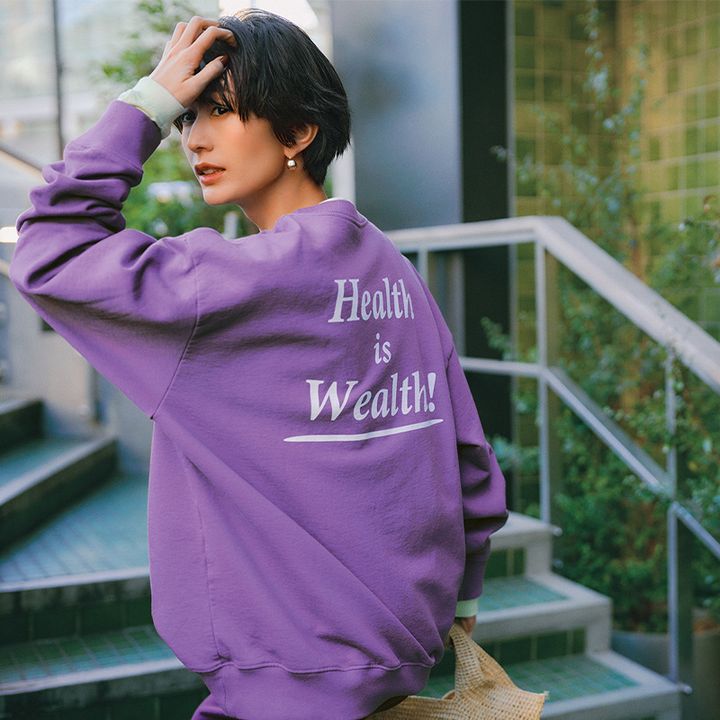 バックロゴが入ったスポーティ＆リッチのパープルスウェット