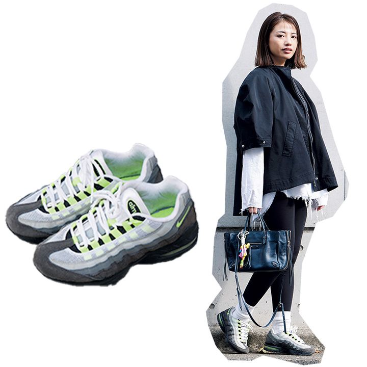 白のロンTに黒のジャケットを羽織ってレギンスに靴下とナイキのエアマックスを合わせたコーデ