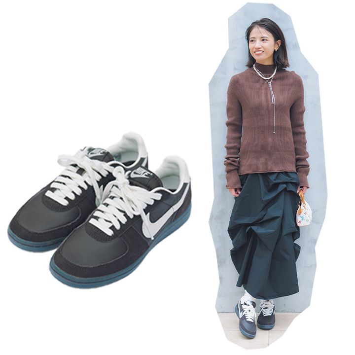 茶色のトップスとひとクセスカートにナイキのレザースニーカーを合わせたコーデ