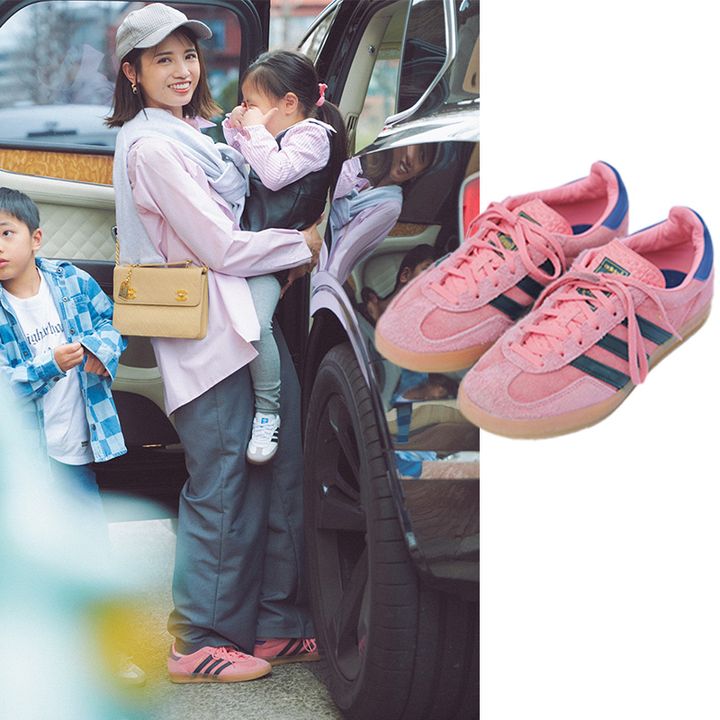 ピンクのシャツとダークカラーのパンツにアディダスのピンクのスニーカーやキャップを合わせたカジュアルコーデ