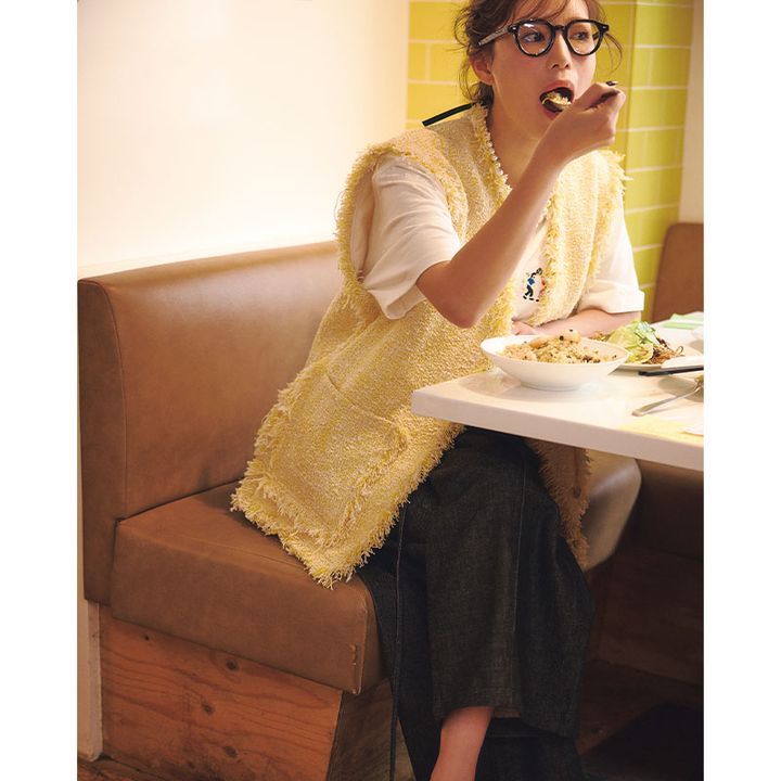 白Tとキレイめなワイドデニムに黄色ジレを羽織った週末オシャレ