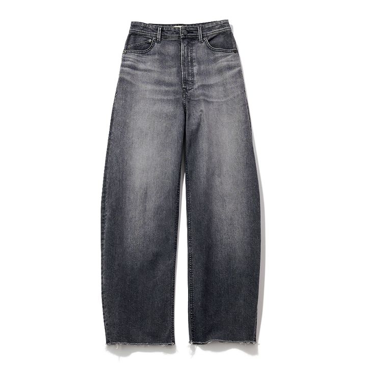 ヤヌークのカーブシルエットのグレーデニム