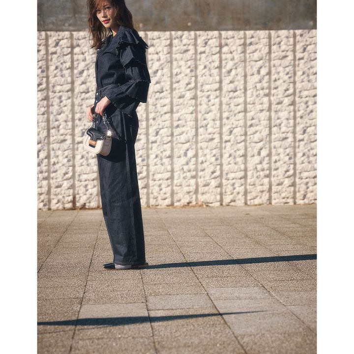 ペレックのインディゴデニムとフリルシャツを着てミニバッグを持った咲和希さん