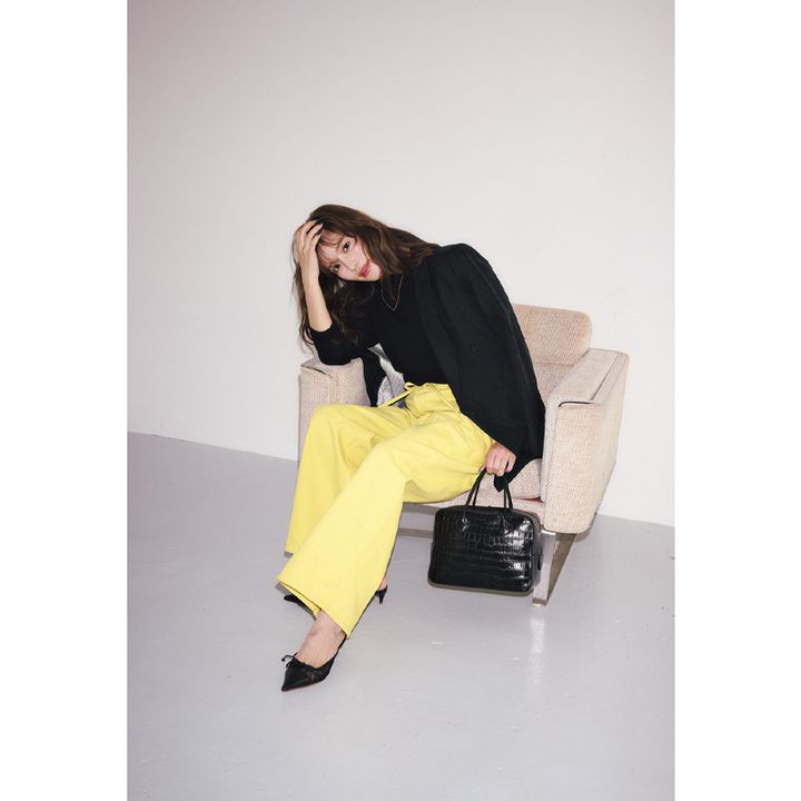 黒のブラウスとジャケットに黄色のデニムパンツを合わせたキレイめコーデ