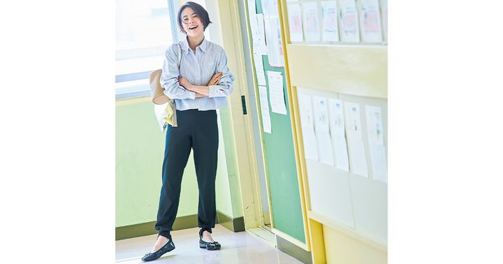 ストライプの短丈シャツに裾リブパンツを合わせた保護者会コーデ