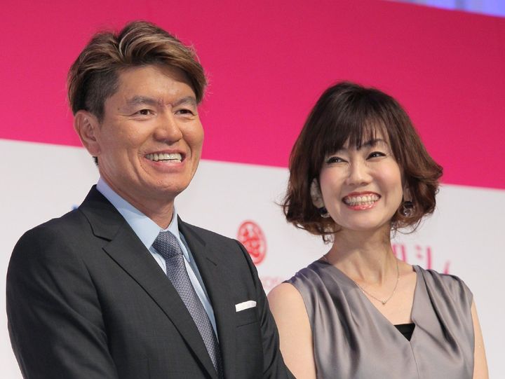 ヒロミさん＆さん松本伊代さん夫婦（2015年7月、時事）