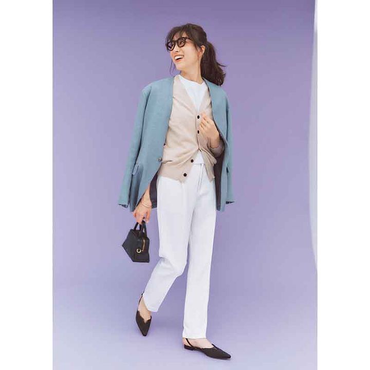 白パンツコーデ、美脚パンツ