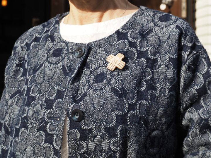 花柄のジャケットにブローチを