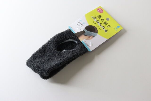 後ろ髪が束ねられるヘアーバンド セリア