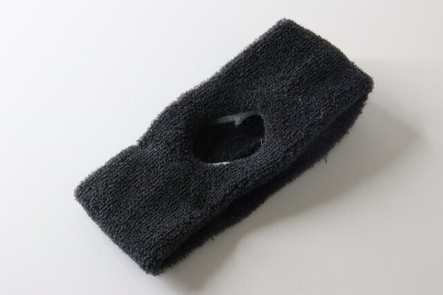 後ろ髪が束ねられるヘアーバンド