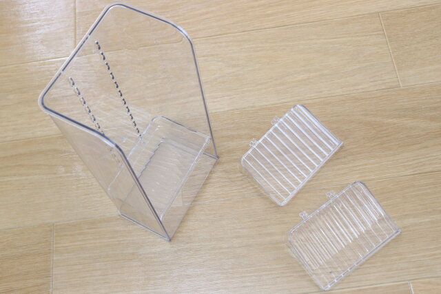 ダイソーの高さ調節できるトレーは棚板の位置を自由に変えられる