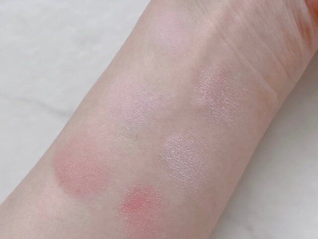 デイジーク ムードシャドウパレット 07 ラブハート 腕に付けて発色確認