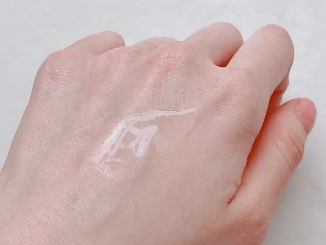 アヌア PDRNヒアルロン酸カプセル100セラム 手の平に付ける