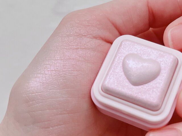 colorgram ミルクブリンハートライター 02 PINK HEART 手の平に付けて発色確認