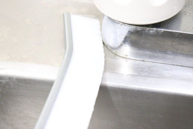 セリアのすきま用 チャンネルブラシで隙間掃除