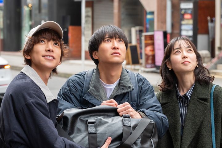 『三人夫婦』で主人公の拓三を演じた浅香航大さん、拓三の元カノの美愛を演じた朝倉あきさん、美愛の彼氏でダンサーの新平を演じる鈴木大河さん