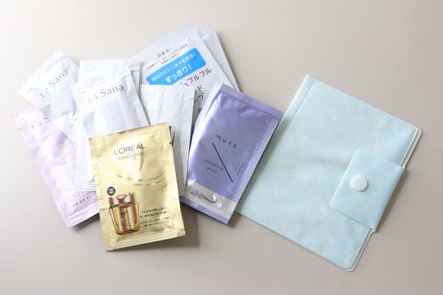 セリアの試供品が入るポケットホルダー