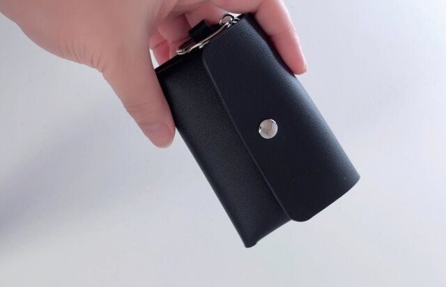 ダイソーのレザー調マルチウォレットケースはスナップボタン開閉