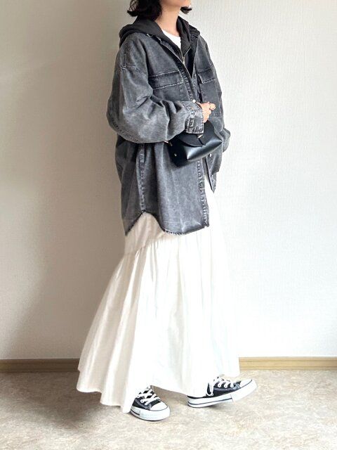 【ブラック】ジップパーカーを重ねて鮮度高めに