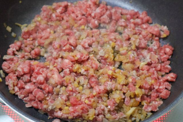 合いびき肉を加えて炒める。