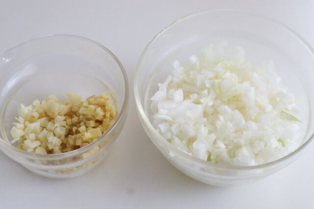 たまねぎ、にんにく、しょうがはみじん切りにする。