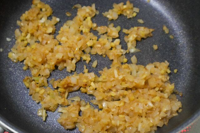 にんにく、しょうがの香りが立ったら、たまねぎを加えて中火で炒める。