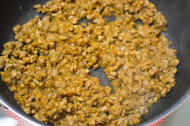 カレー粉、ケチャップを加えてなじませるように1～2分炒める。