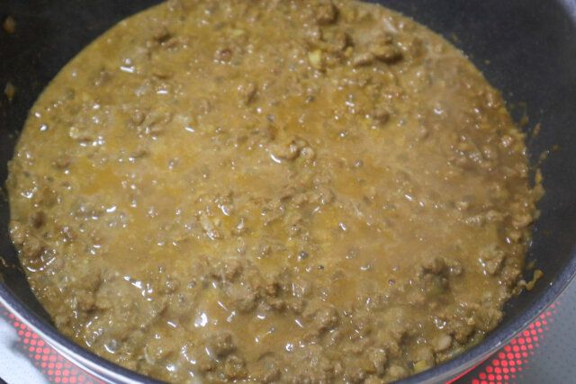 プレーンヨーグルト、顆粒コンソメを加え、弱火で10分ほど加熱し、塩で味をととのえる。