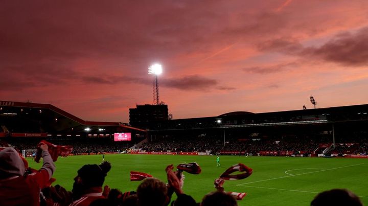 お騒がせセクシー女優、サッカーチームから永久追放！？職業差別だと訴える 「私が出禁になったのは…」