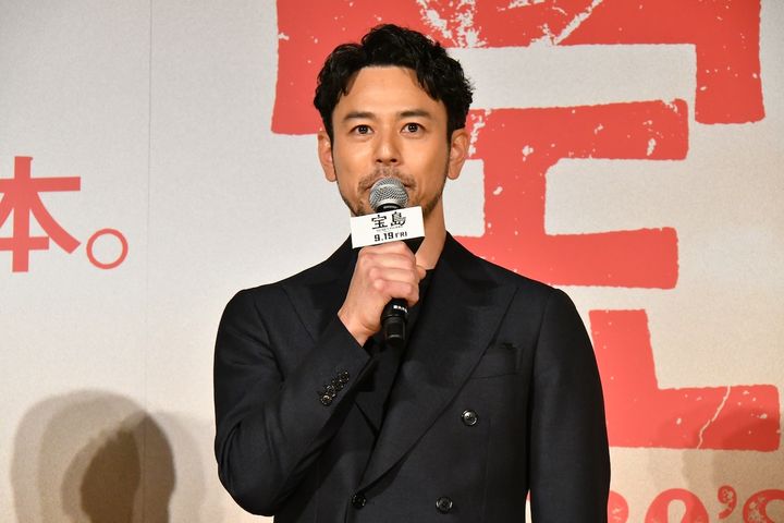 妻夫木聡、2000人のエキストラを動員した「コザ暴動」撮影裏を語る「色んな感情が入り混じった混沌」