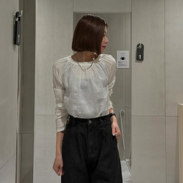 ラミーギャザーブラウスを着たコーデ