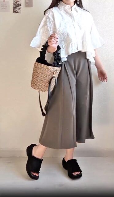 オリーブのドレープキュロッツQとブラウスを着たコーデ