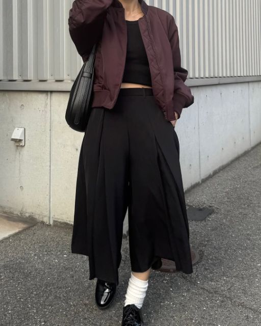 黒のドレープキュロッツQを着たコーデ