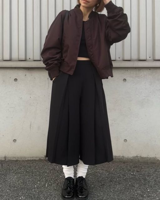 黒のドレープキュロッツQとブルゾンを着たコーデ