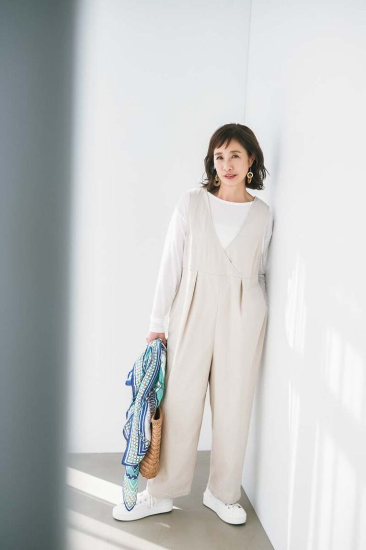 サロペット¥5,940／クロスファンクション、カットソー¥4,990／アンフィーロ（オンワード樫山）、ピアス¥7,700／アビステ、ストール¥17,600／マニプリ（ピモンテ）、バッグ¥33,000／ピモンテ、靴¥11,000／コンバース（コンバースインフォメーションセンター）、タンクトップ／スタイリスト私物