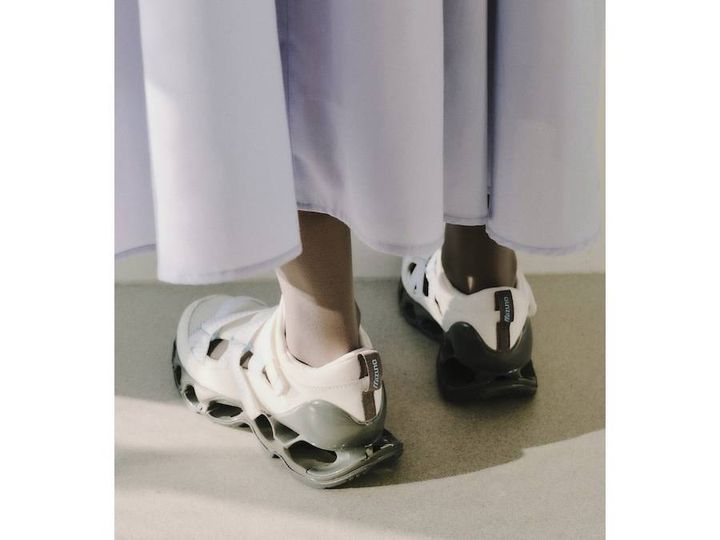 emmiがMizunoとの初別注シューズを発売！夏らしいストラップ
