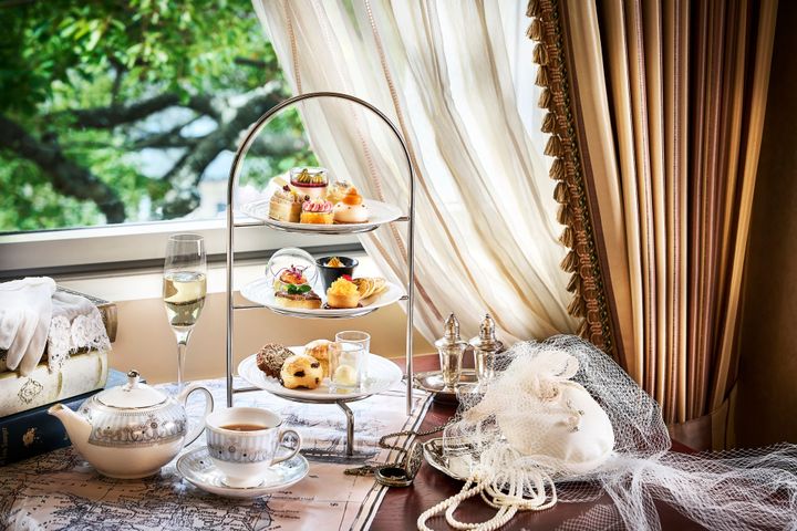 ロイヤルアフタヌーンティー 7,500円(税・サ込)、グラスシャンパーニュ、お土産のマカロン3個が付いたザ・リッツ・カールトン シグネチャーアフタヌーンティー 12,000円(税・サ込)