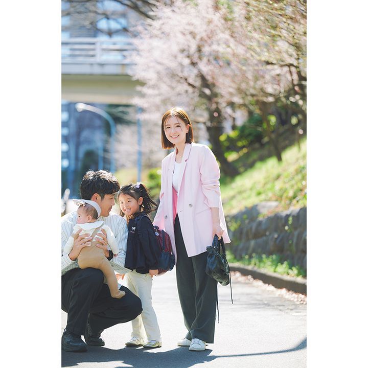 園ママはピンクのキレイめジャケットで好印象