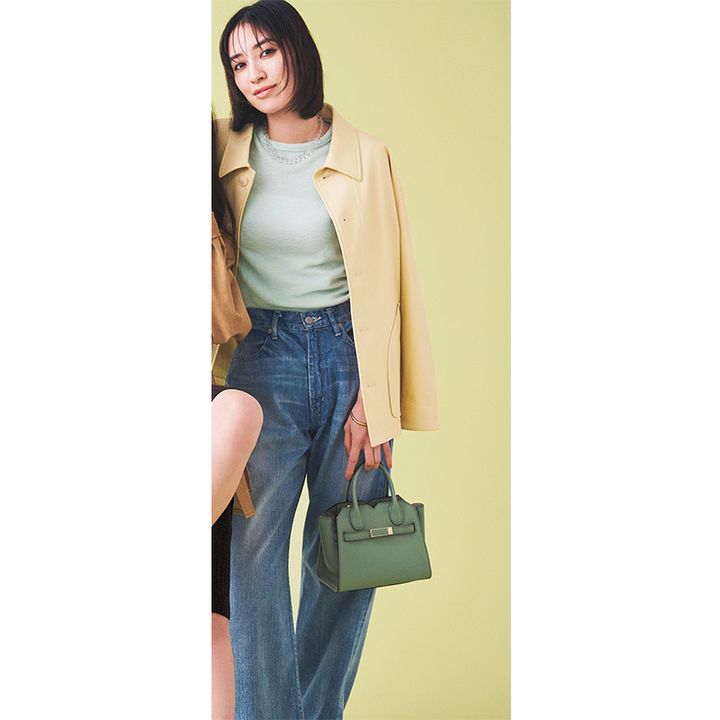 シャーベットカラーのTシャツとデニムにジャケットを羽織った着こなし