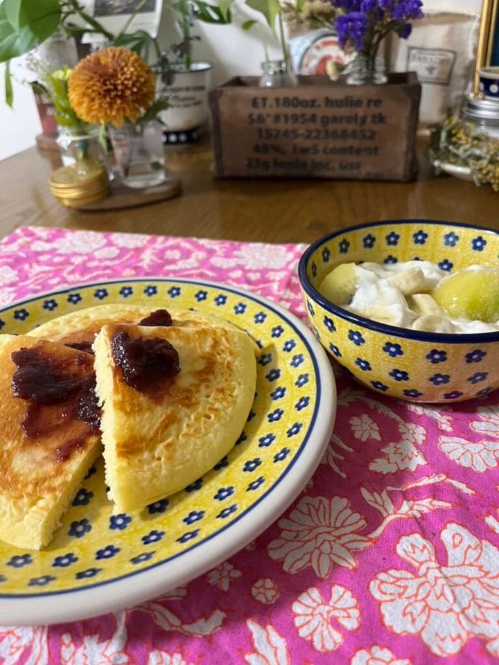 ポーリッシュポタリーに料理を盛りつけたところ