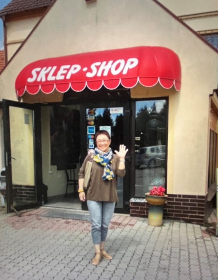 ポーリッシュポタリーのお店の前にて