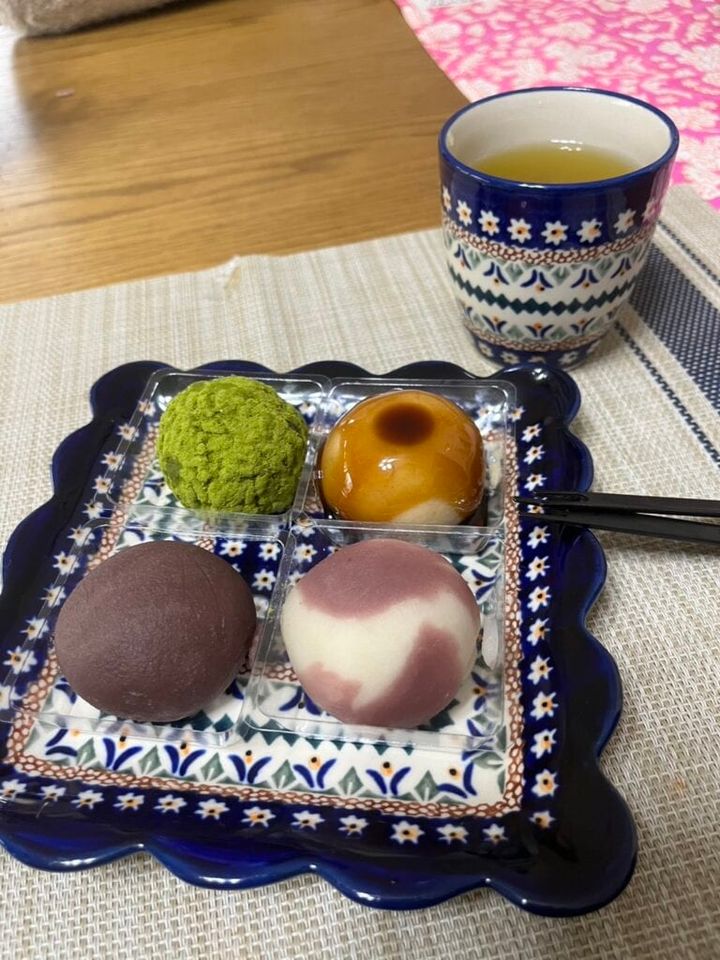 和菓子を盛りつけたポーリッシュポタリー