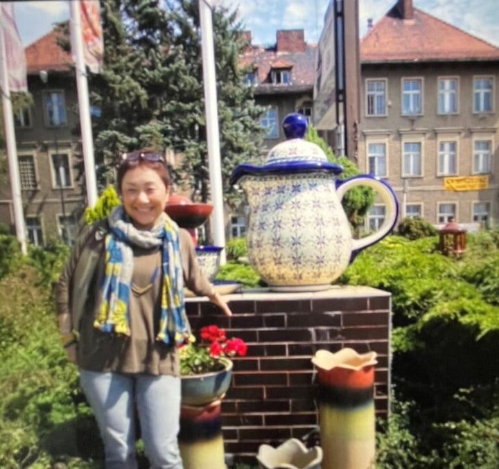 ポーリッシュポタリーのお店の前にて