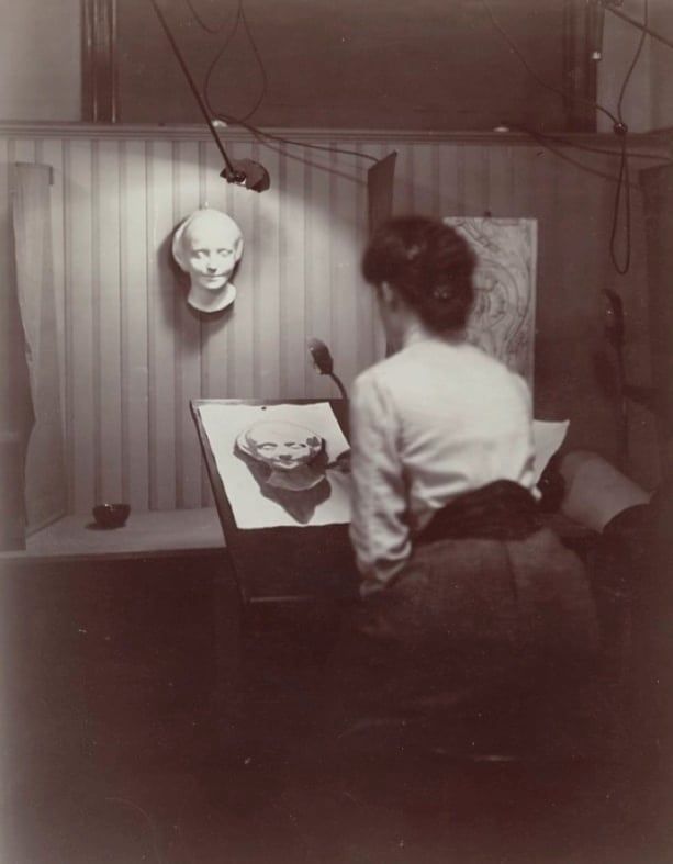 画家はデスマスクをモデルにデッサンに勤しんだ