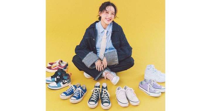 私物のスニーカーコレクションを前に微笑むTBSアナウンサーの古谷有美さん