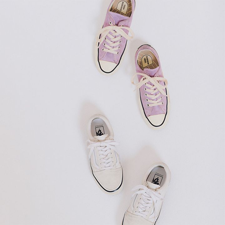 パープルと白のローカットスニーカー