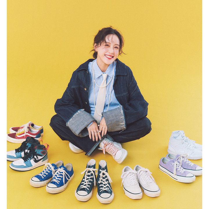 ストライプシャツとデニムの上下にネクタイやパールネックレスとスニーカーを合わせた私服コーデのTBSアナウンサーの古谷有美さん