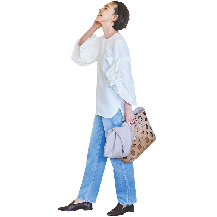 クチュール感のあるデザイン袖の白ブラウスとデニムにローファーやレザーバッグを合わせた保護者会コーデ