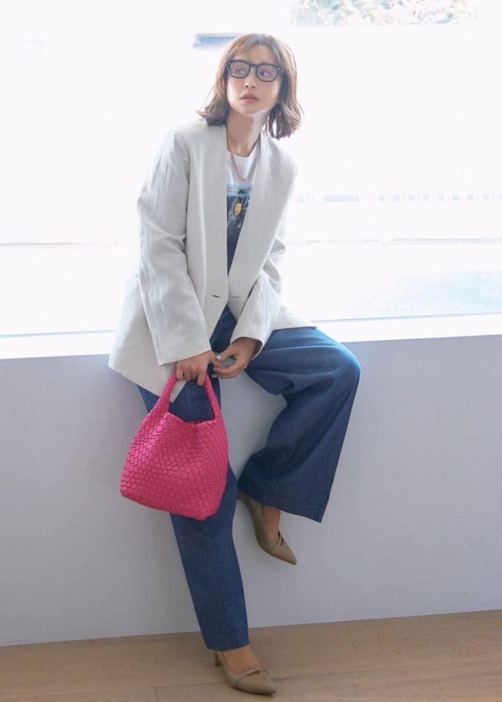 ベージュジャケット×デニムのコーデ