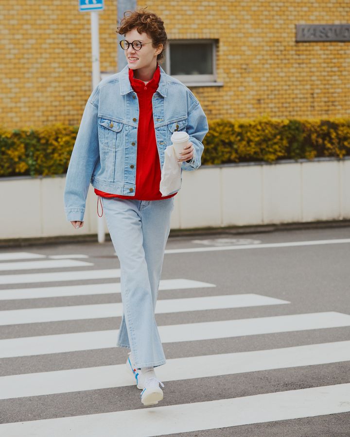 デニムオンデニムをスポーティに着よう！真っ赤なパーカをイン【FUDGE dig.｜デニムオンデニム着まわしDAY2】